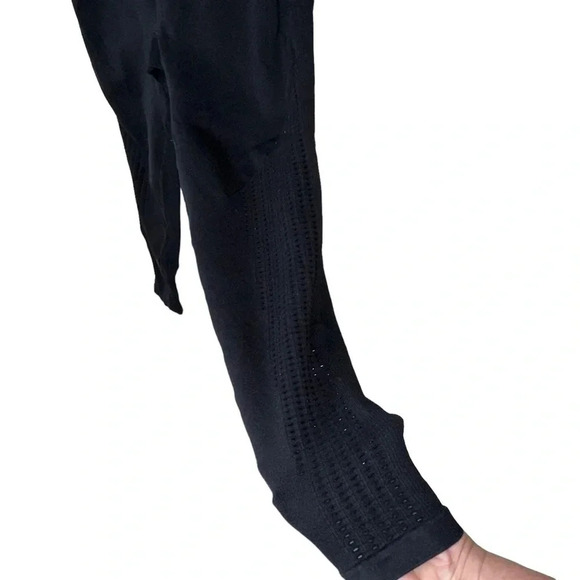 Fabletics M black cropped‎ leggings with mesh panels - Picture 4 of 6